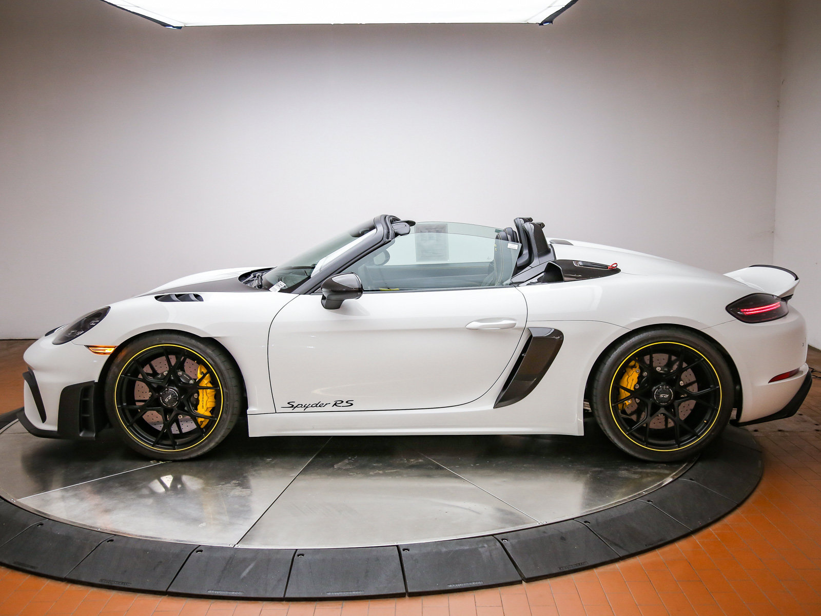Certified 2025 Porsche 718 Boxster Spyder RS RWD image 2