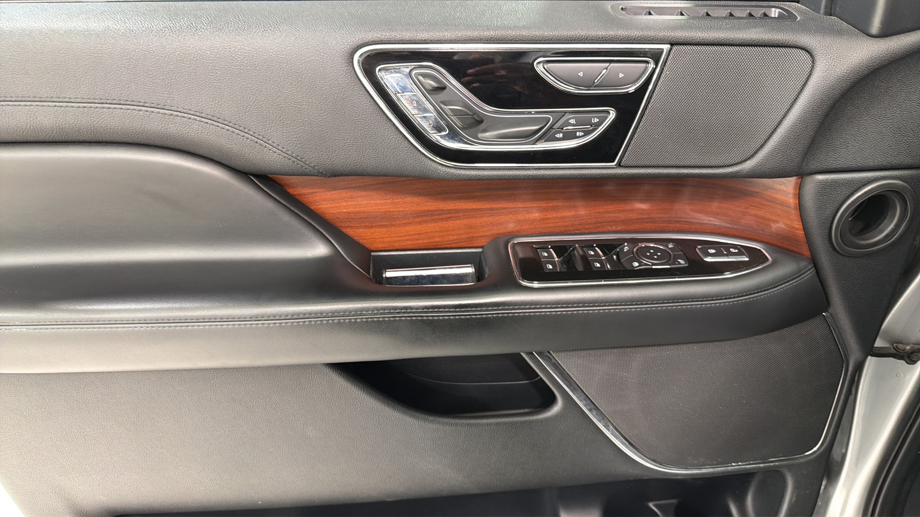 Used 2020 Lincoln Navigator L Reserve RWD image 11