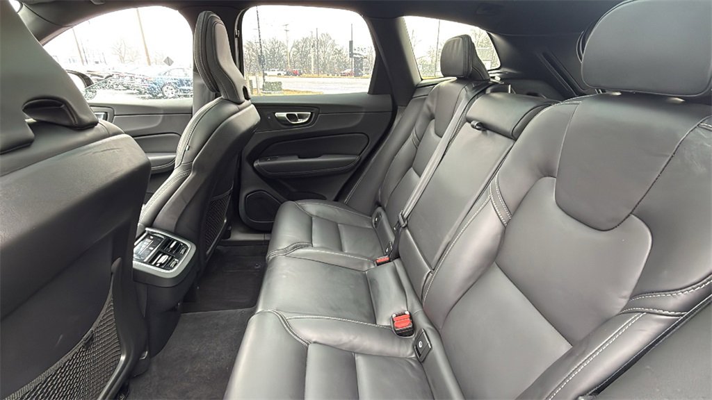 Certified 2024 Volvo XC60 B5 Ultimate w/ Climate Package image 27