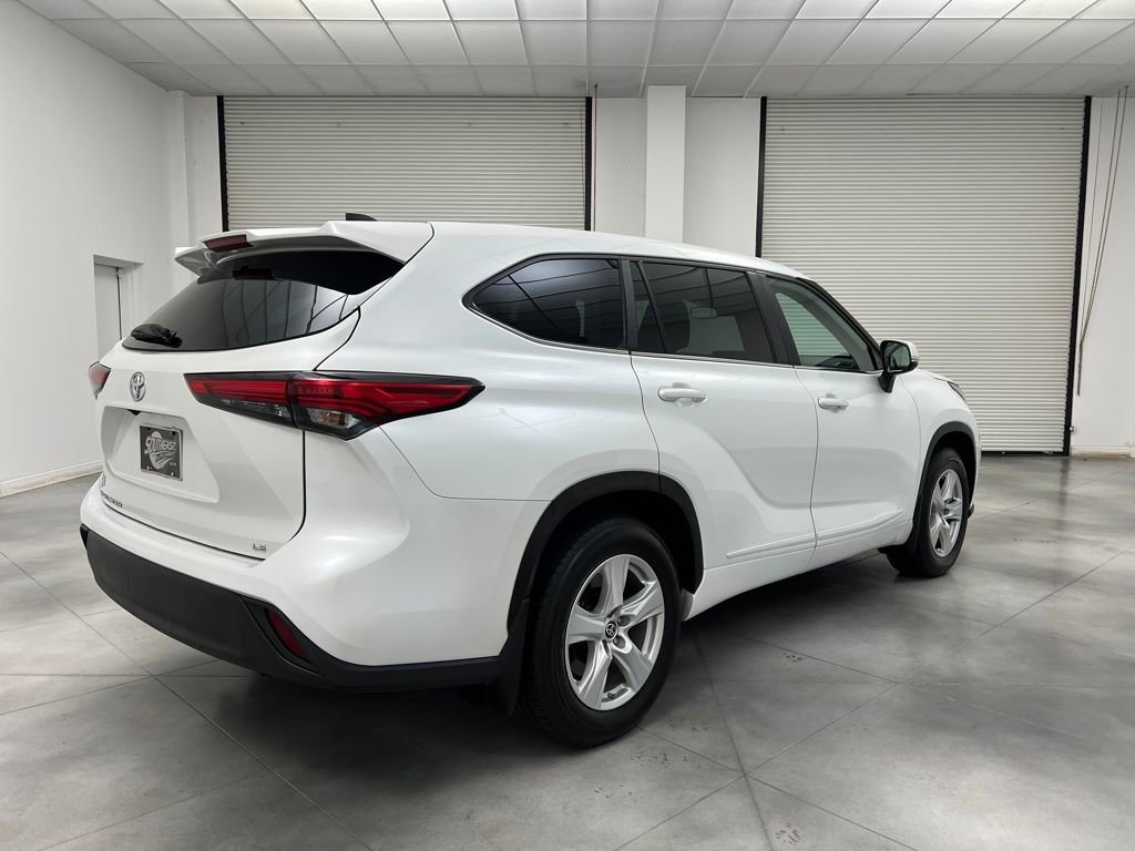 Used 2023 Toyota Highlander LE image 7