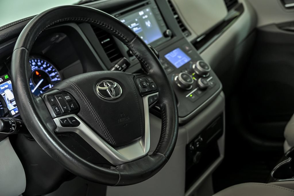 Used 2020 Toyota Sienna XLE FWD image 16