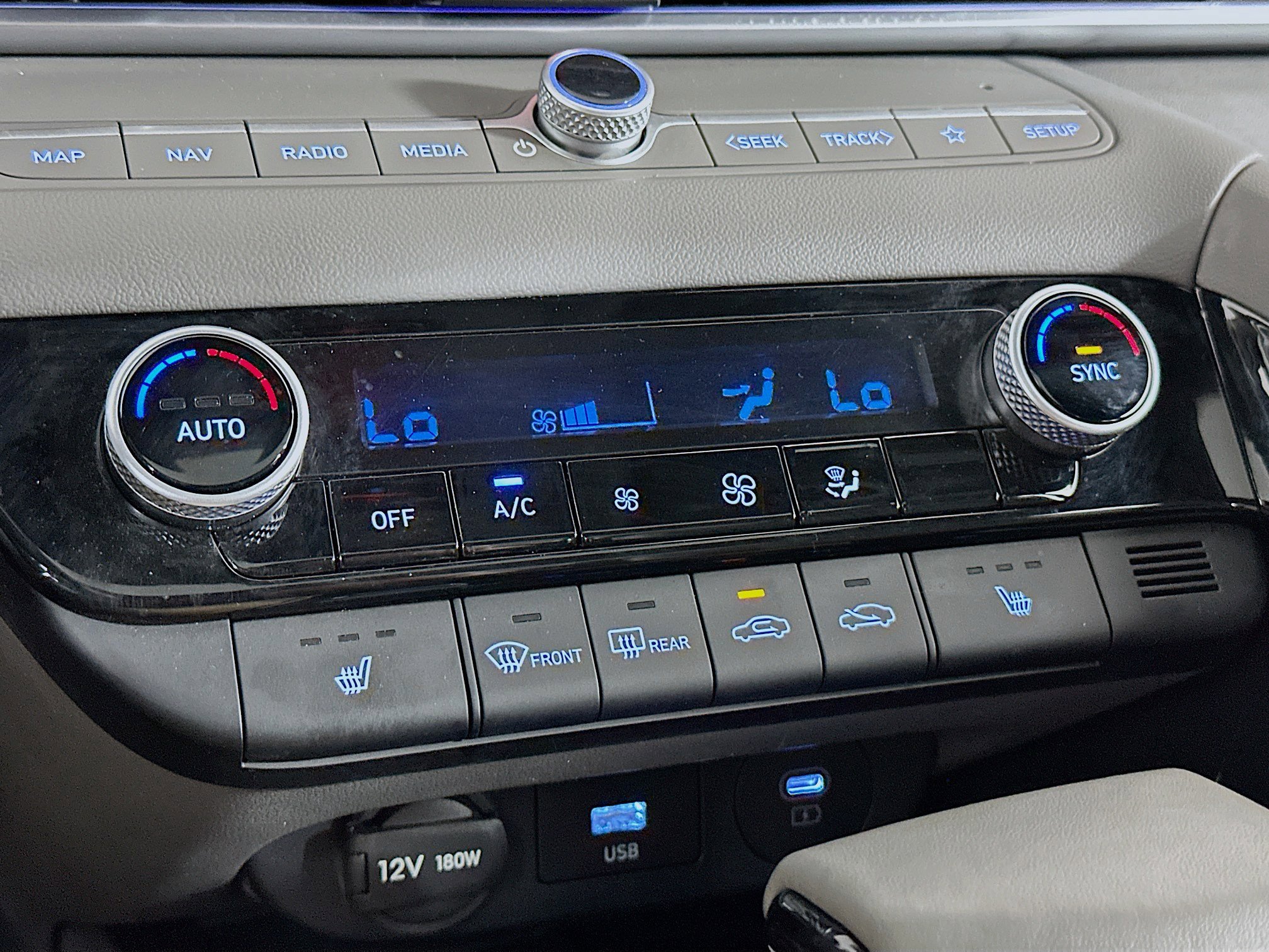 Used 2025 Hyundai Elantra SEL image 24