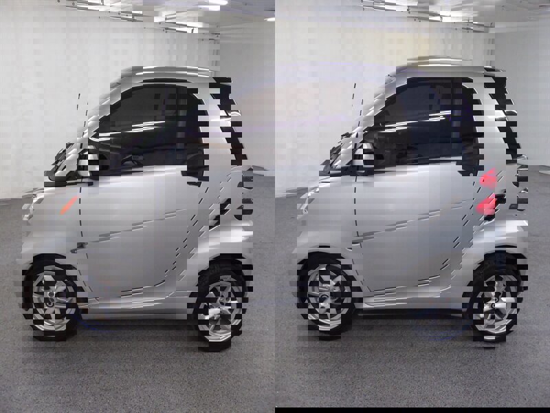 Used 2011 smart fortwo pure image 4