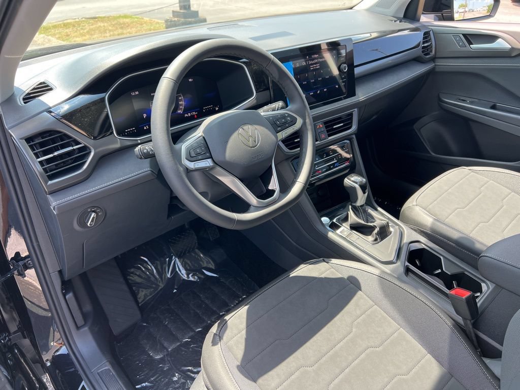 New 2025 Volkswagen Taos SE FWD image 14
