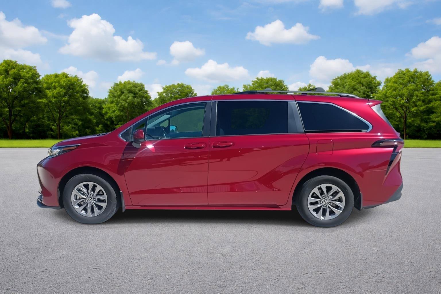 Used 2023 Toyota Sienna LE image 4