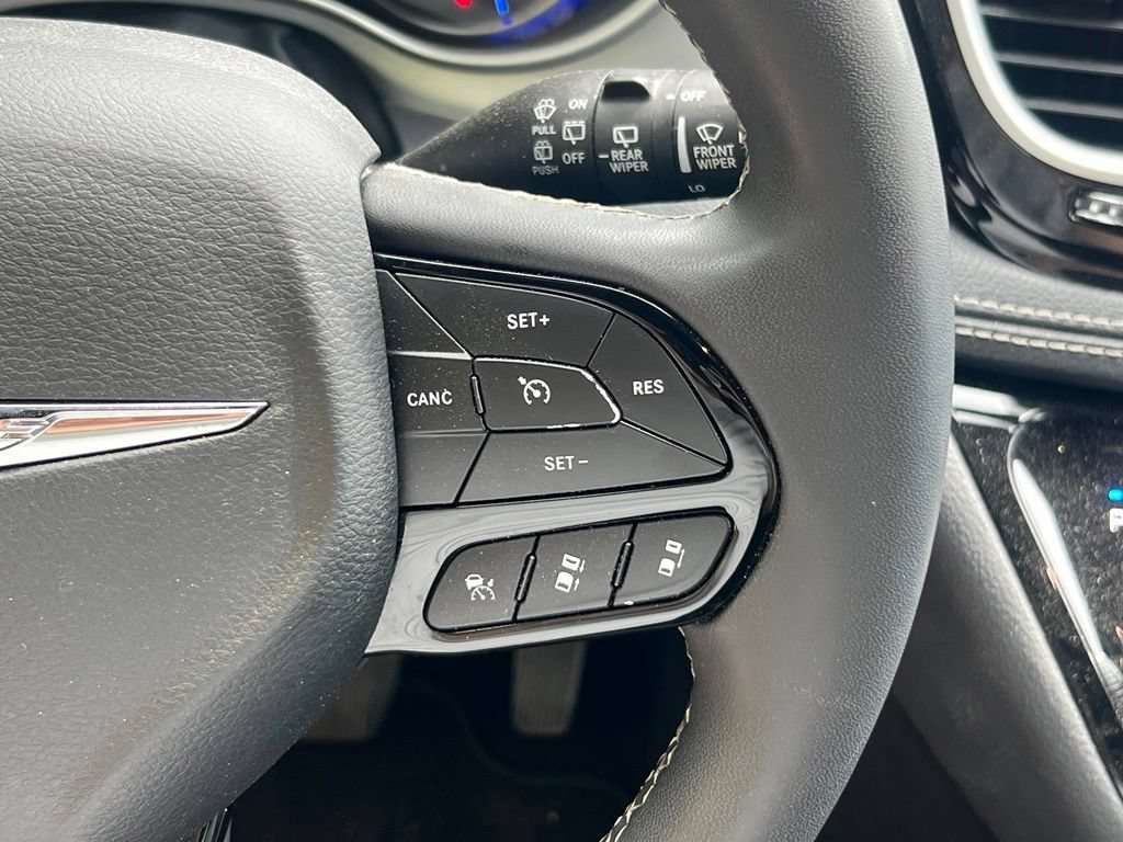 Used 2024 Chrysler Pacifica Limited FWD image 17