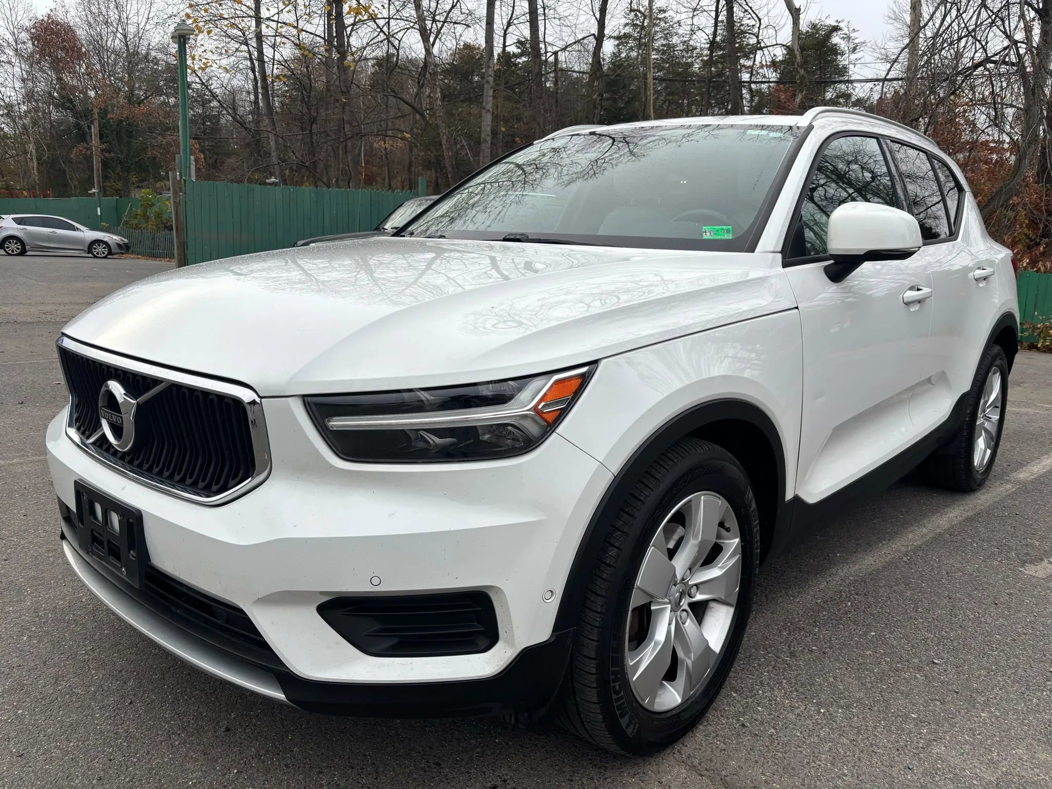 Used 2019 Volvo XC40 T5 Momentum image 1