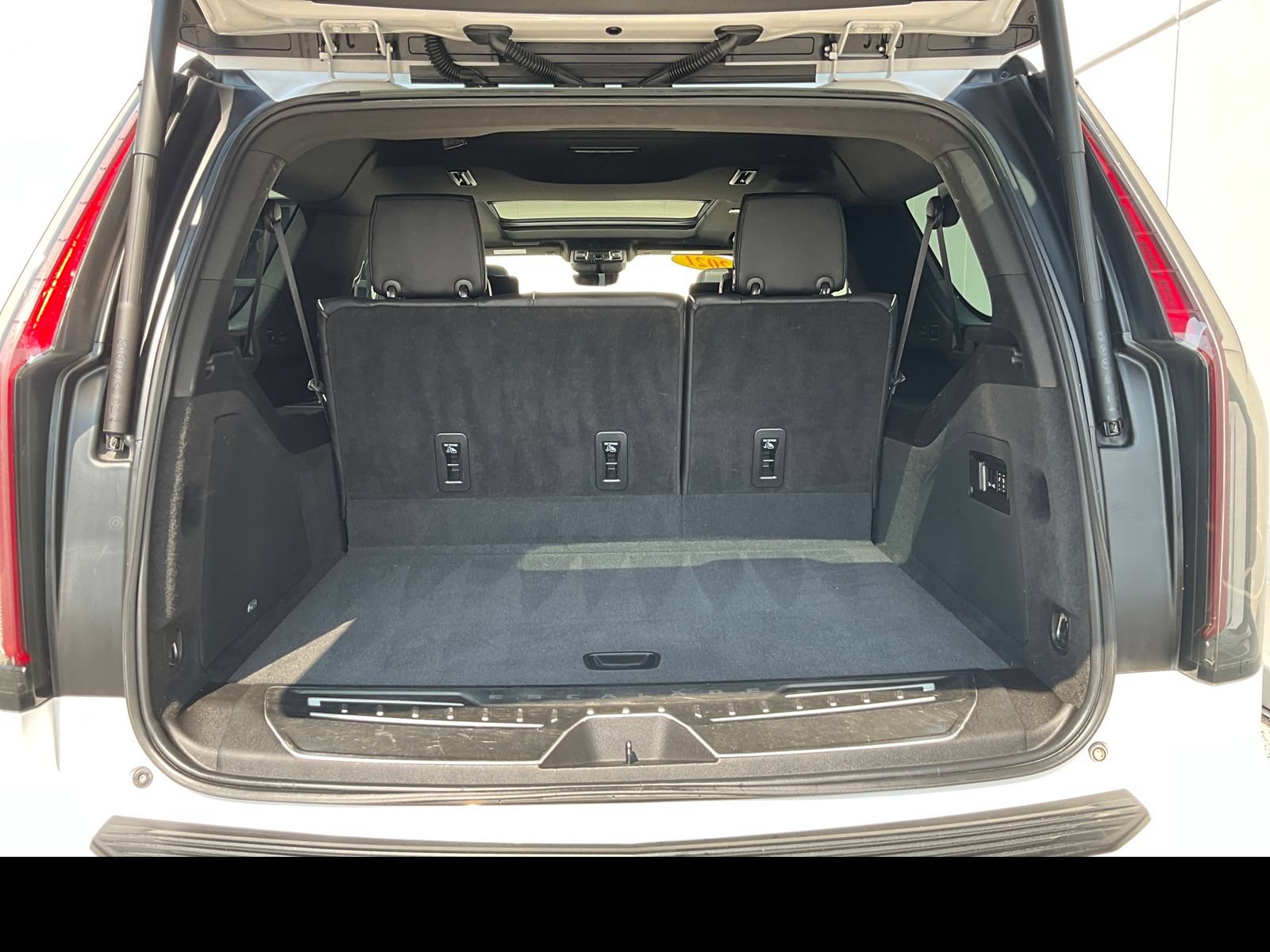 Used 2021 Cadillac Escalade ESV Premium Luxury w/ LPO, Radiant Package AWD/4WD image 11