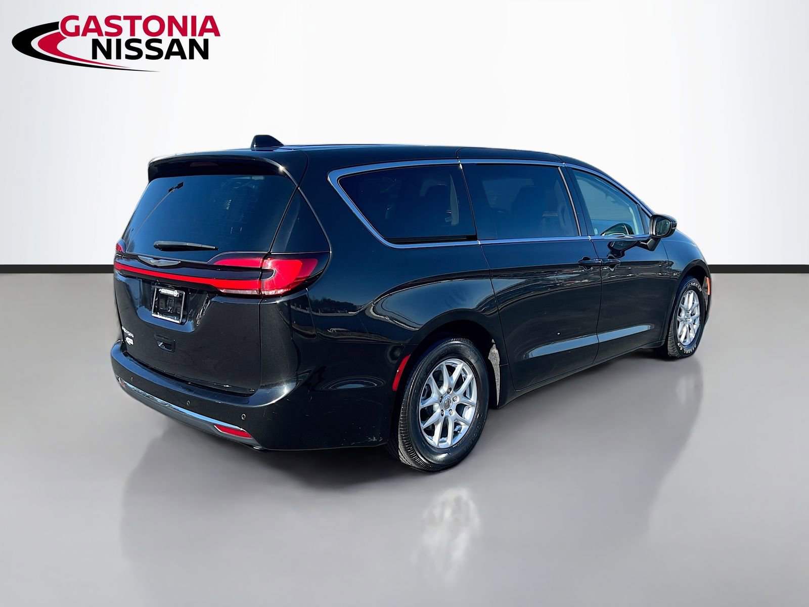 Used 2023 Chrysler Pacifica Touring-L image 9