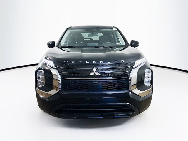 Used 2023 Mitsubishi Outlander ES AWD/4WD image 2