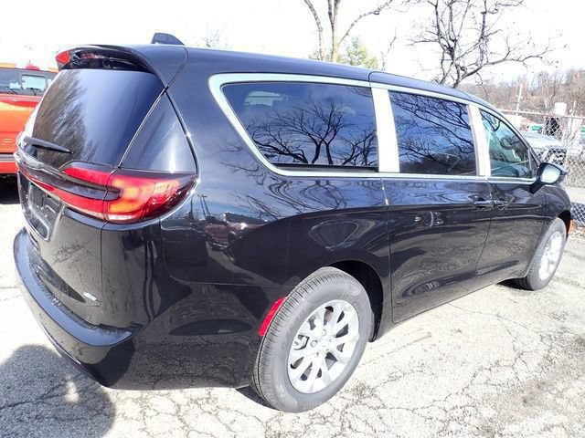 New 2026 Chrysler Pacifica Select AWD/4WD image 7