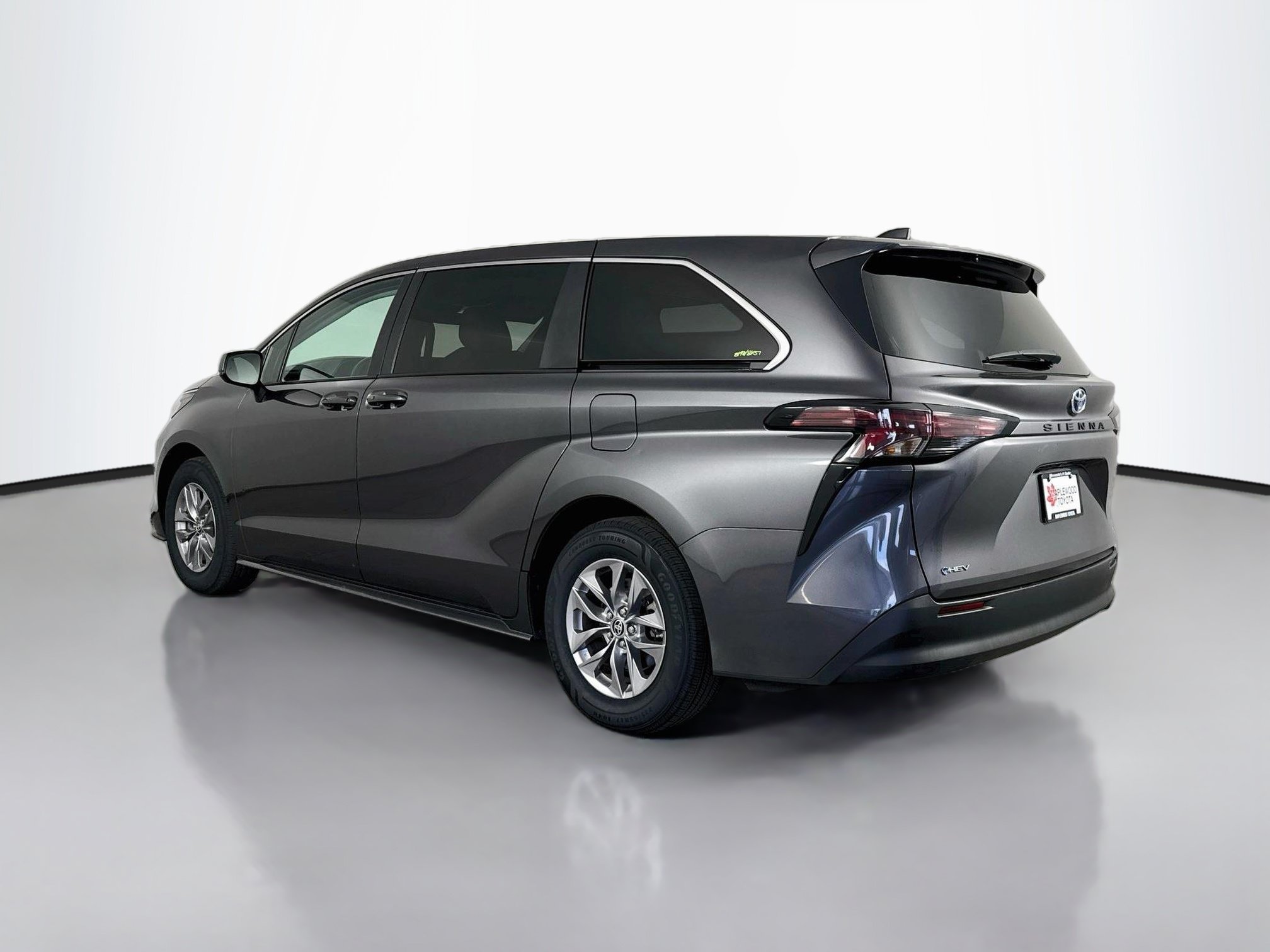 Certified 2025 Toyota Sienna LE FWD image 5