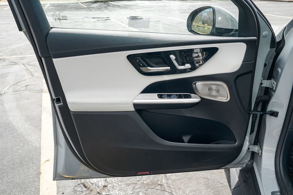 Used 2025 Mercedes-Benz GLC 350e 4MATIC image 9