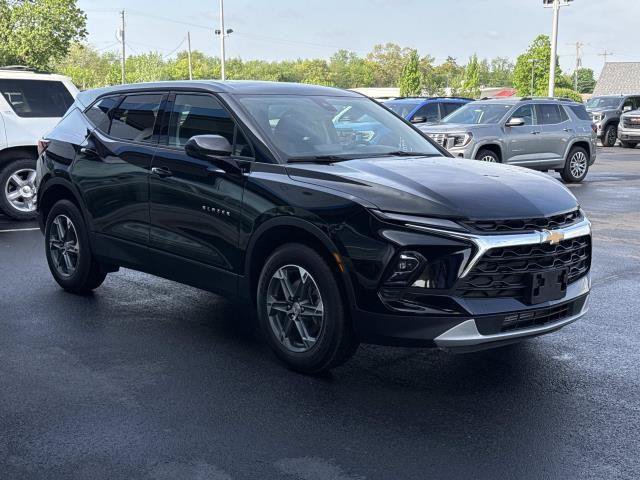 Used 2025 Chevrolet Blazer LT AWD/4WD image 2