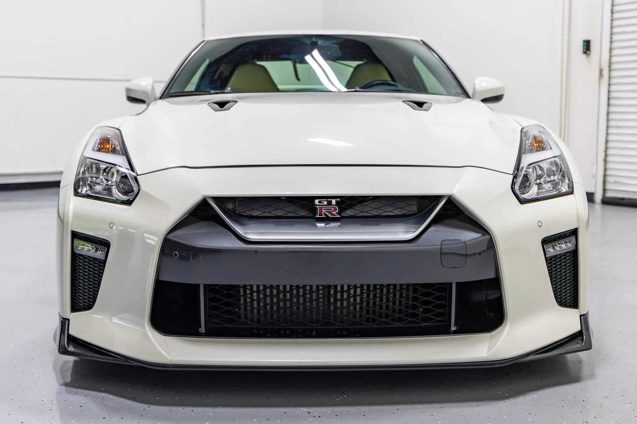 Used 2017 Nissan GT-R Premium w/ Premium Interior Package AWD/4WD image 4