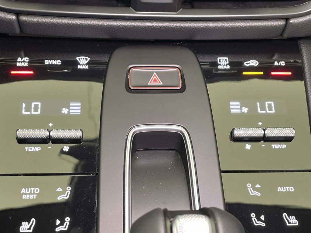 Certified 2025 Porsche Macan AWD/4WD image 33