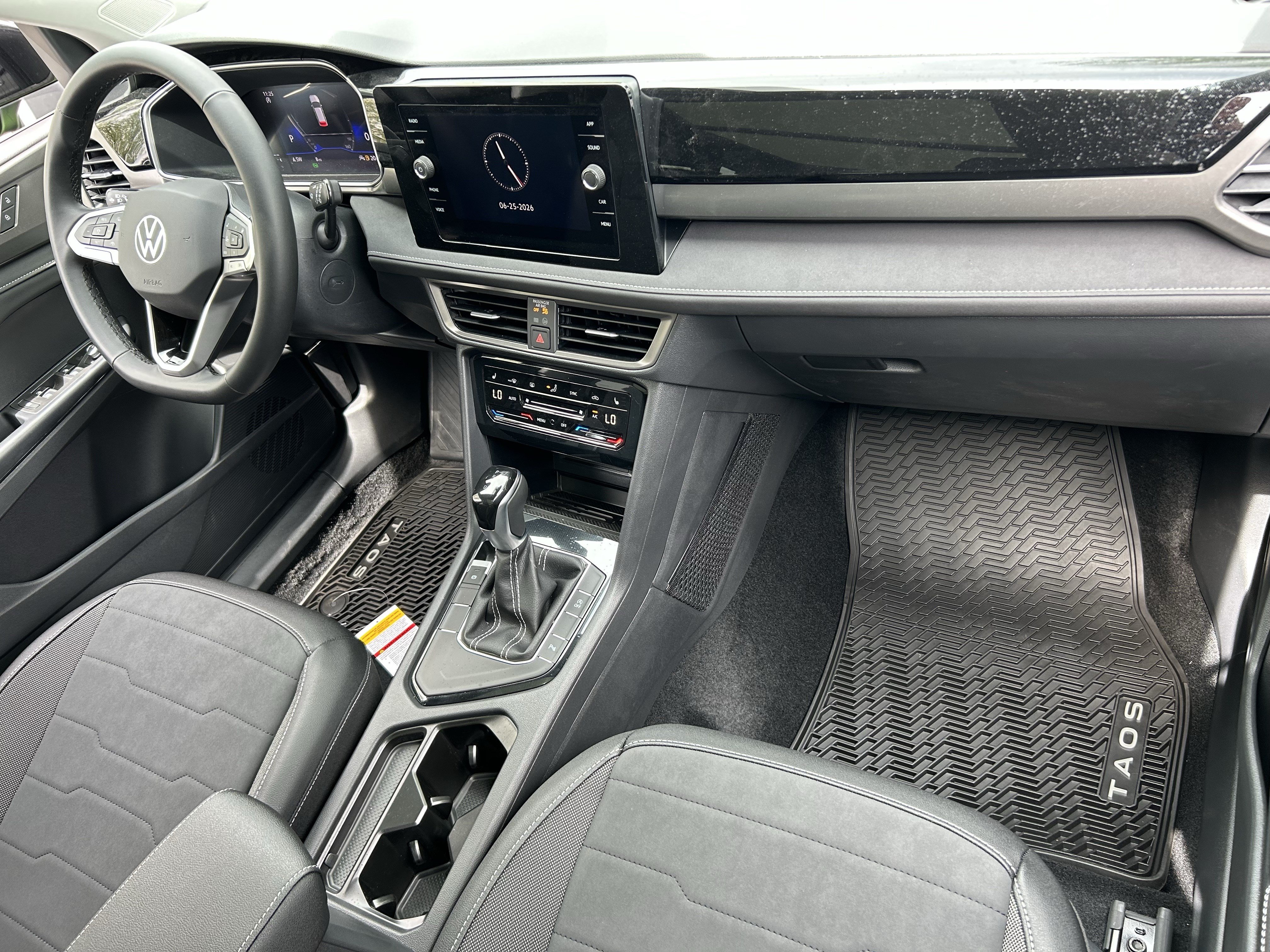New 2026 Volkswagen Taos SE FWD image 9