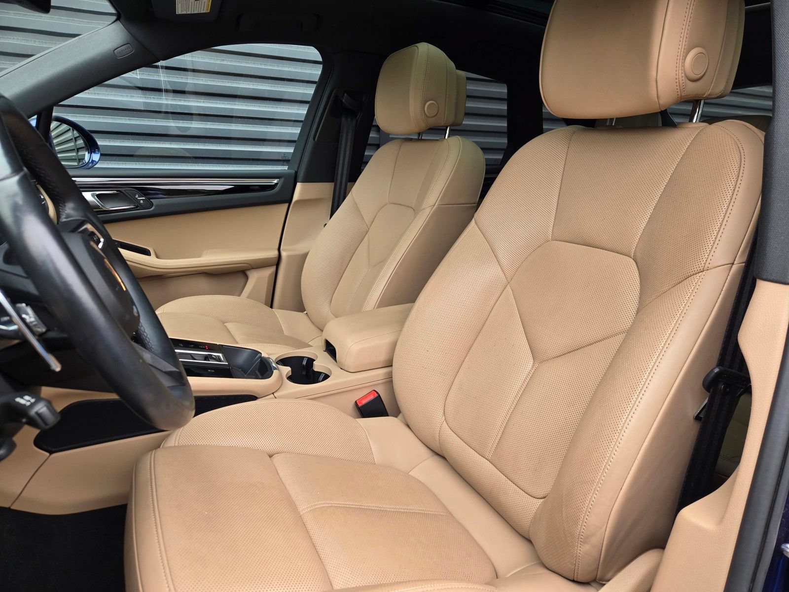 Used 2024 Porsche Macan AWD/4WD image 5