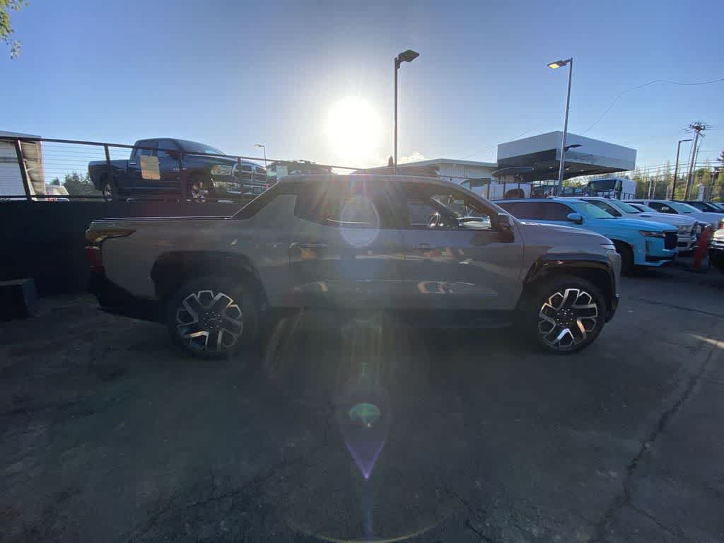Used 2025 Chevrolet Silverado EV RST AWD/4WD image 7