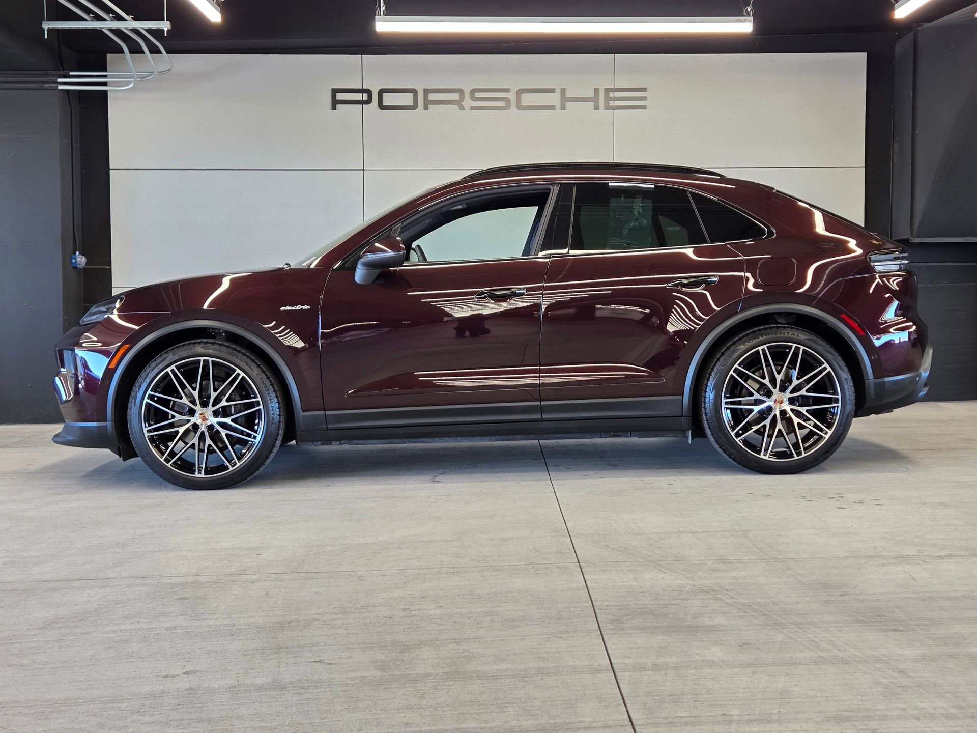 Certified 2025 Porsche Macan 4 Electric image 2