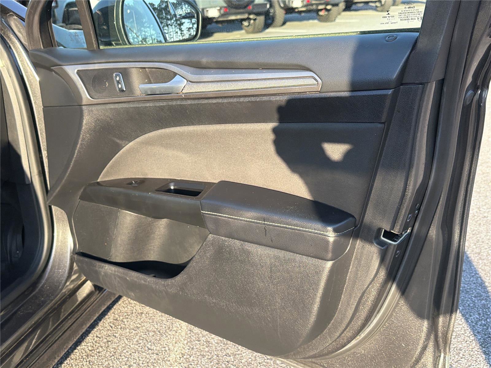 Used 2017 Ford Fusion SE w/ Fusion SE Technology Package image 12