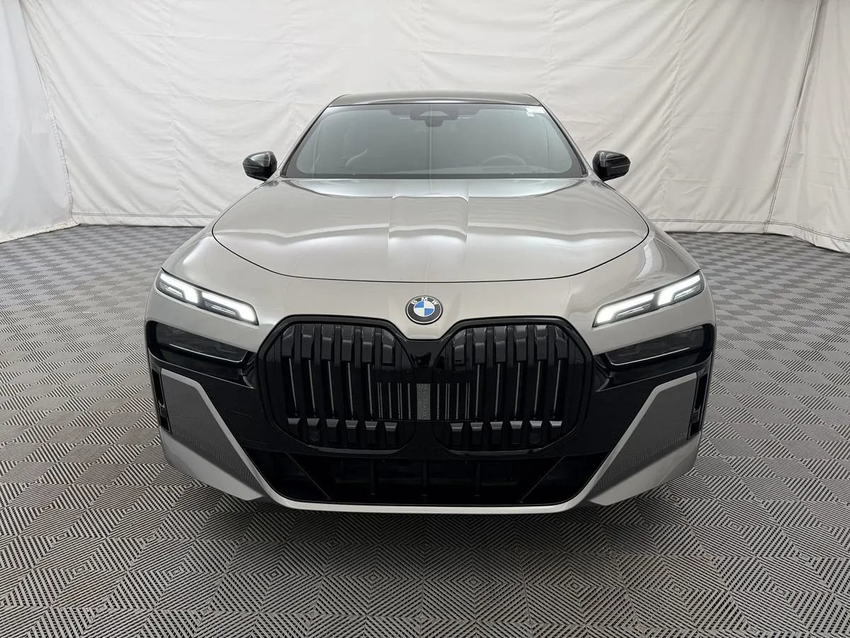 Used 2024 BMW 740i xDrive AWD/4WD image 3