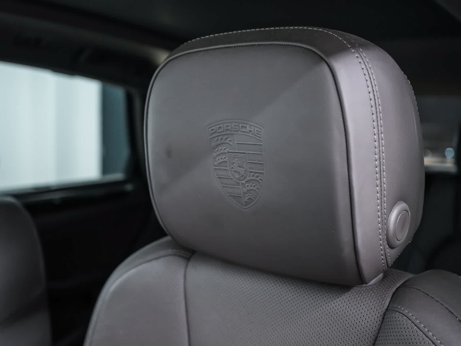 Certified 2024 Porsche Macan AWD/4WD image 29
