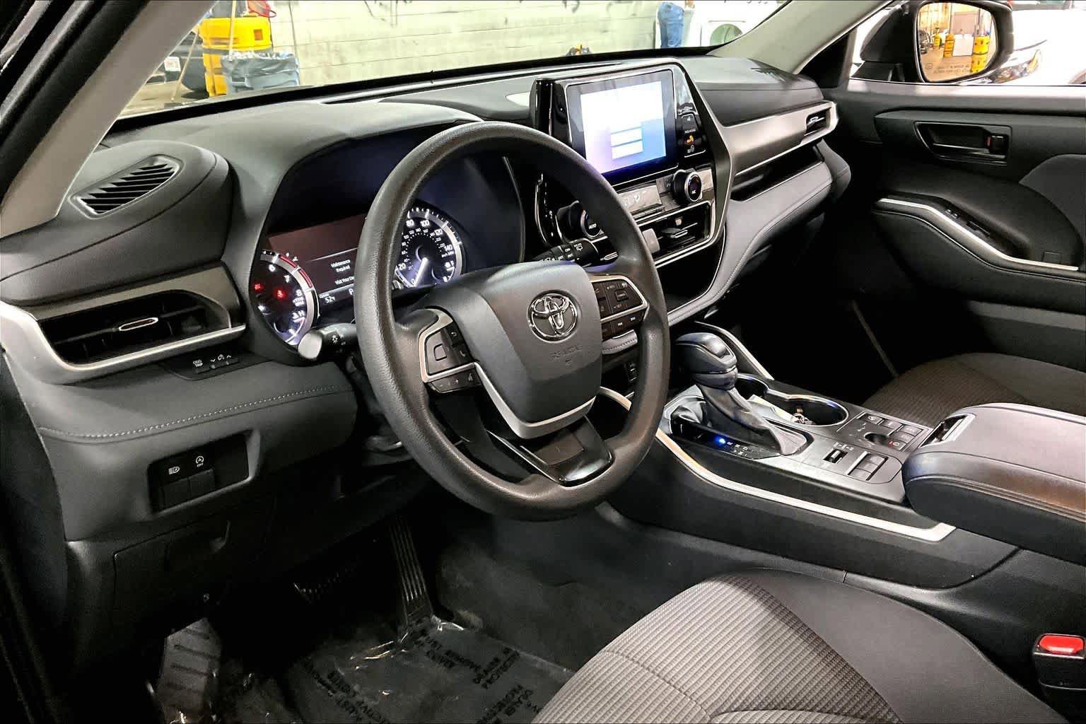 Used 2023 Toyota Highlander L AWD/4WD image 18
