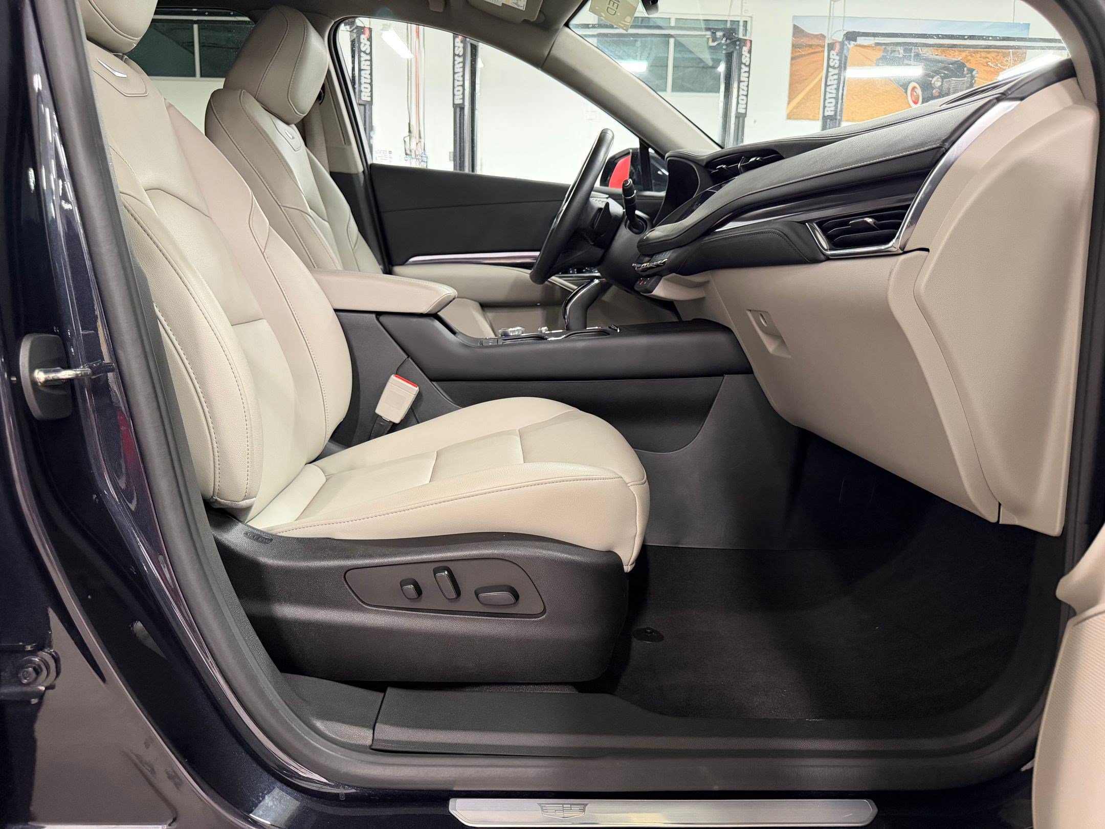 Used 2022 Cadillac XT4 Luxury w/ Driver Awareness Package FWD image 32
