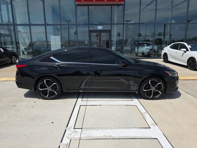 Used 2024 Nissan Altima 2.5 SR w/ SR Premium Package FWD image 3