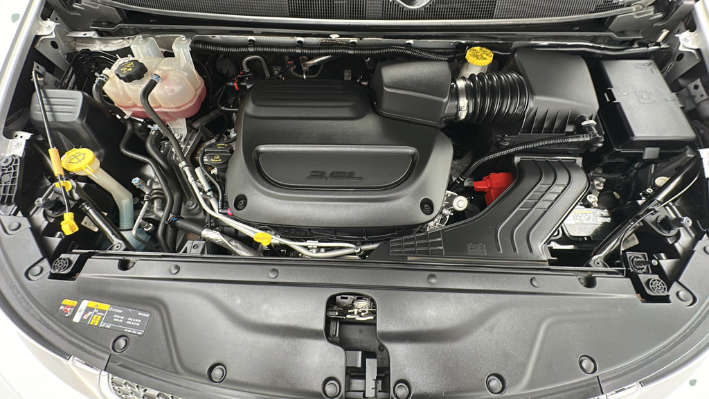 Used 2024 Chrysler Pacifica Touring-L FWD image 22