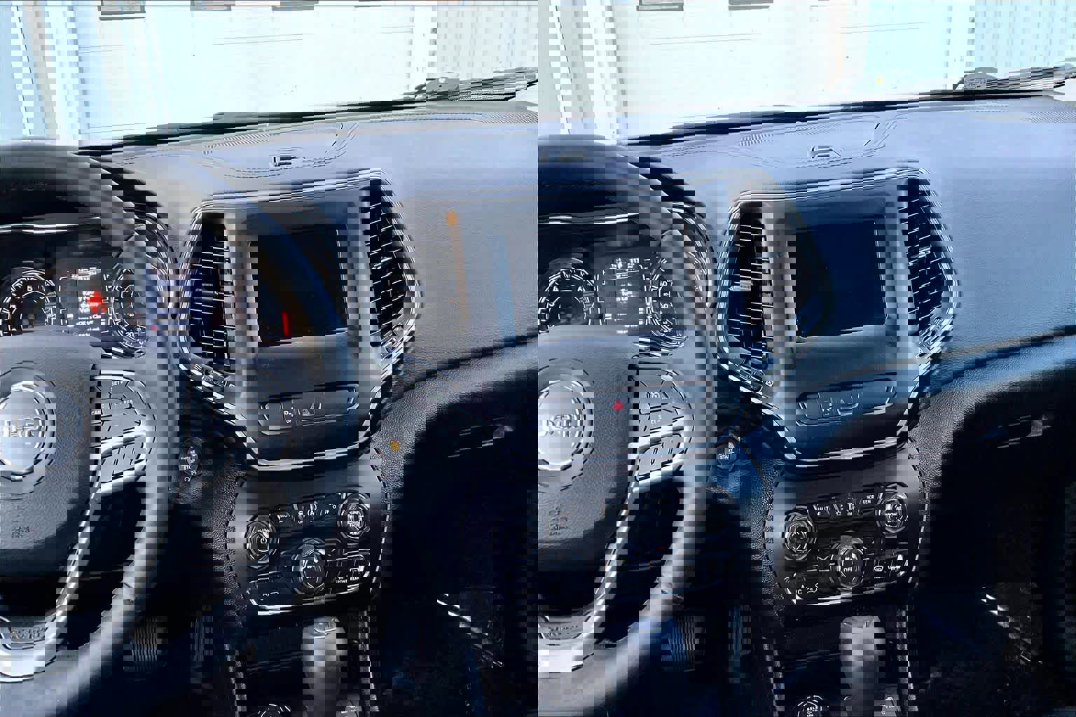 Used 2019 Jeep Cherokee Latitude Plus w/ Cold Weather Group image 6