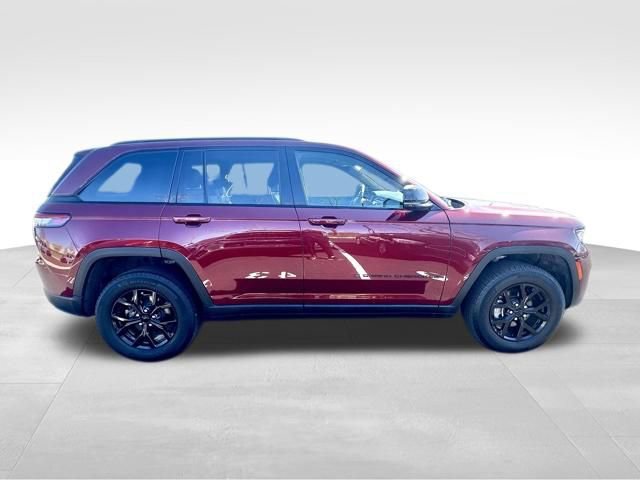 Used 2025 Jeep Grand Cherokee Altitude image 10