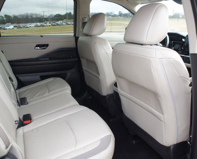 Used 2024 Nissan Pathfinder SL image 16