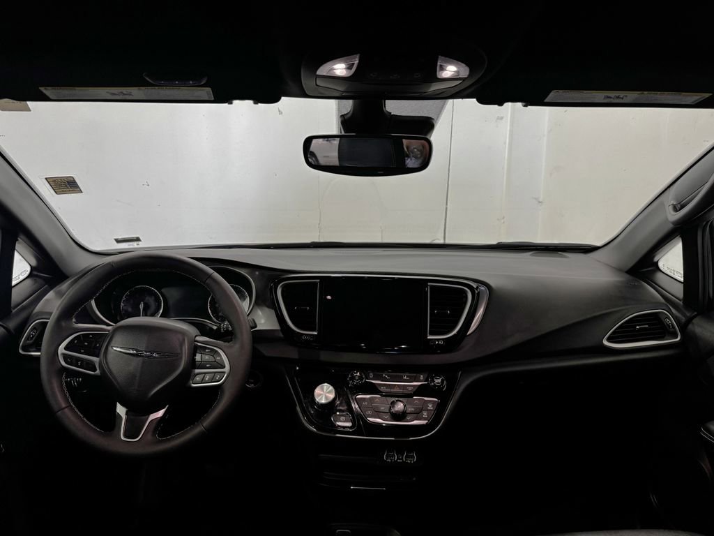 Used 2025 Chrysler Pacifica Select FWD image 2