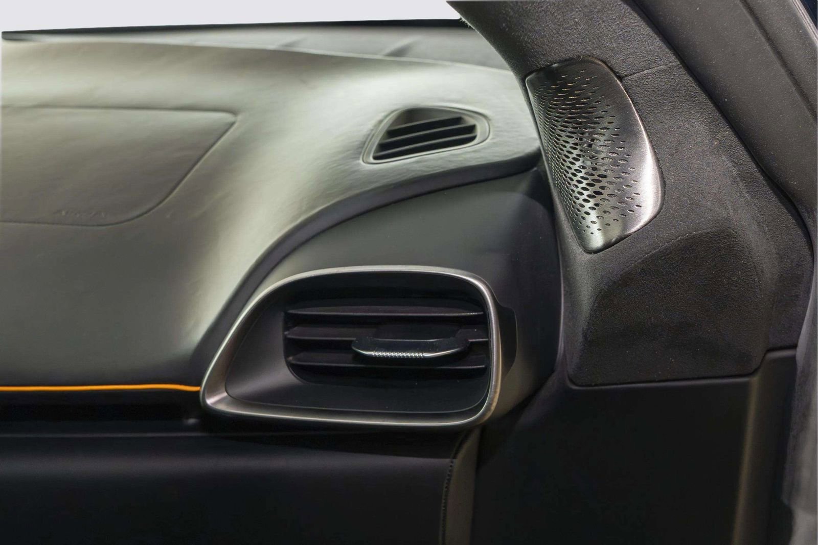 Used 2023 McLaren Artura RWD image 32
