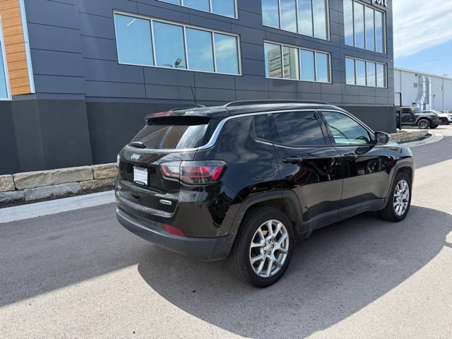 Used 2024 Jeep Compass Latitude w/ Sun and Sound Group AWD/4WD image 3