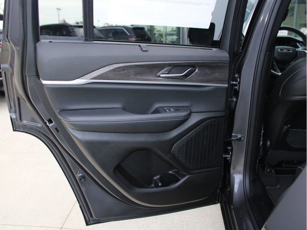New 2025 Jeep Grand Cherokee Limited w/ Luxury Tech Group II image 23