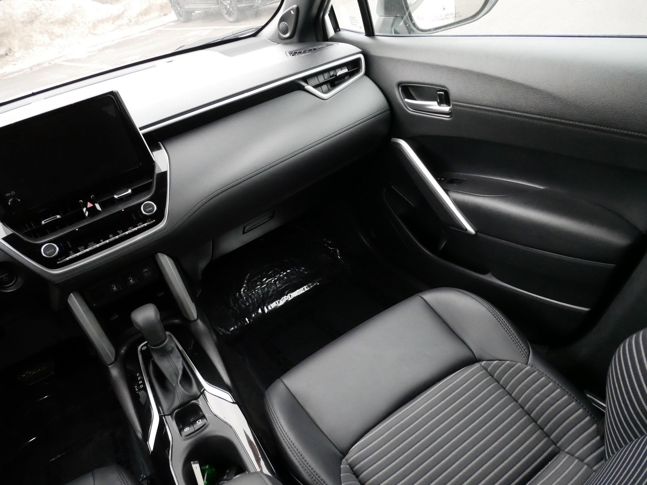 Used 2024 Toyota Corolla Cross XSE w/ Convenience Package image 11