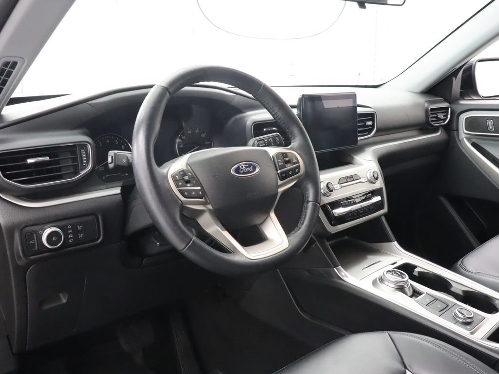 Used 2022 Ford Explorer XLT w/ Equipment Group 202A AWD/4WD image 16
