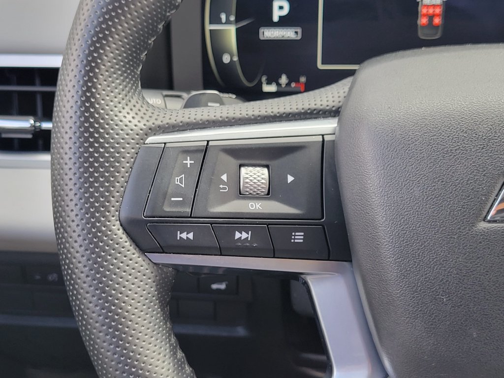 Used 2025 Mitsubishi Outlander AWD image 5