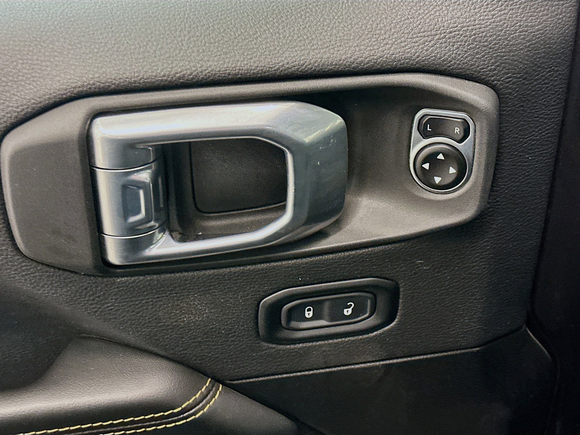 Used 2025 Jeep Wrangler Unlimited Sahara AWD/4WD image 15