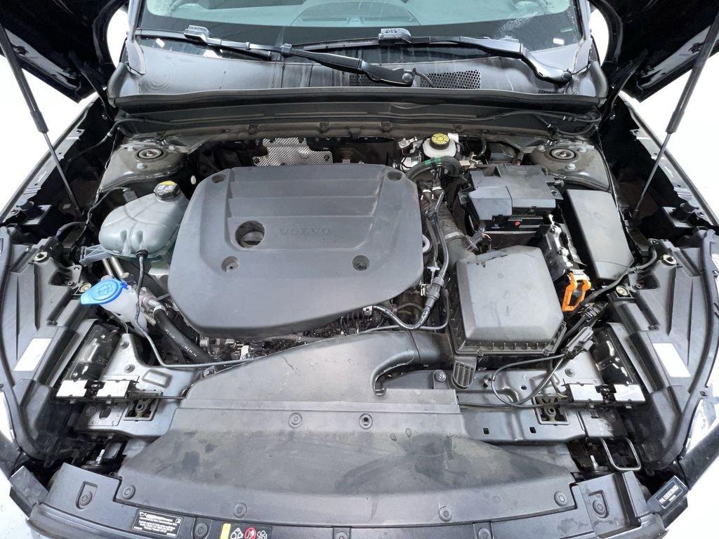 Used 2025 Volvo XC40 B5 Plus image 14