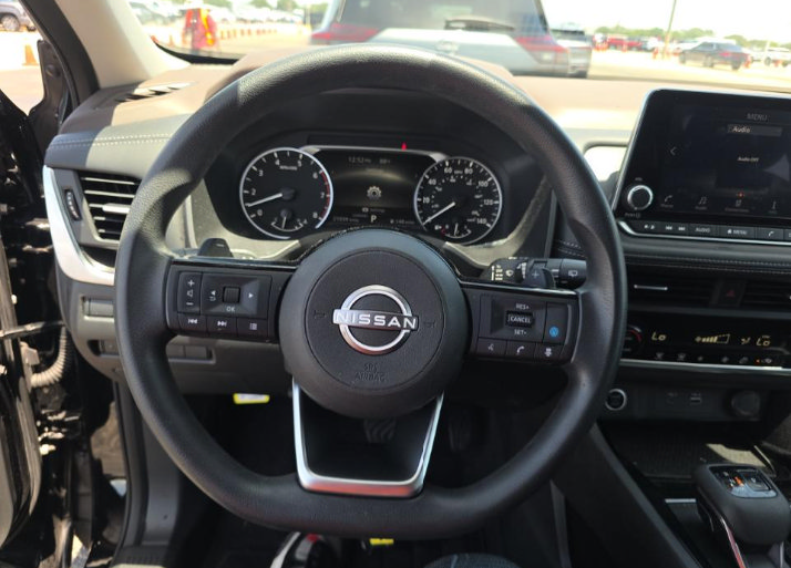Used 2023 Nissan Rogue SV FWD image 8