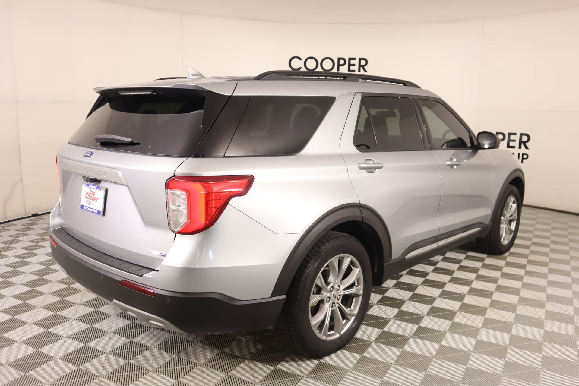 Used 2020 Ford Explorer XLT w/ Equipment Group 202A AWD/4WD image 20