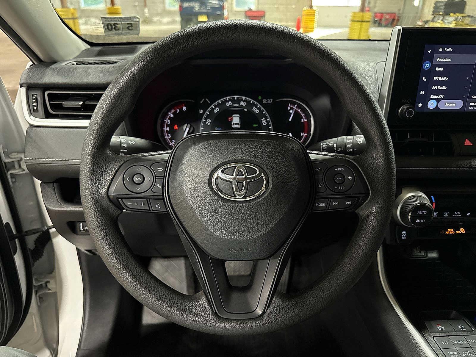 Used 2025 Toyota RAV4 XLE AWD/4WD image 18