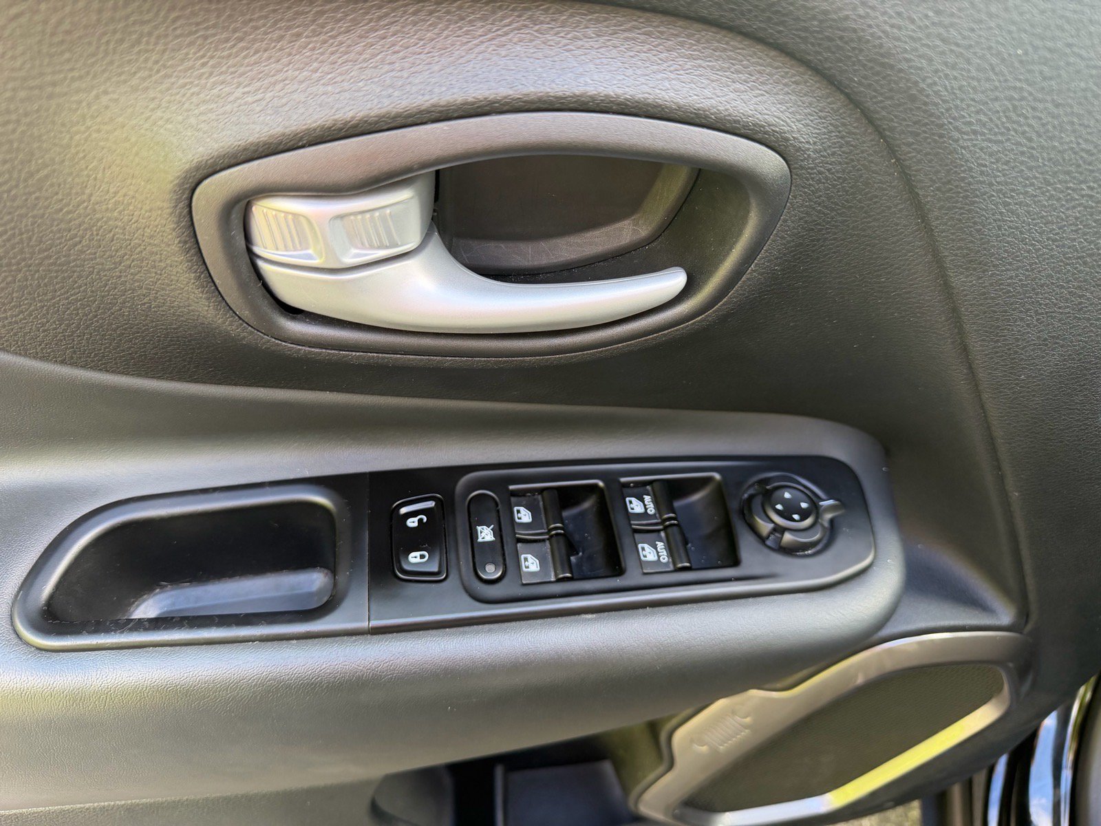 Used 2023 Jeep Renegade Latitude AWD/4WD image 23