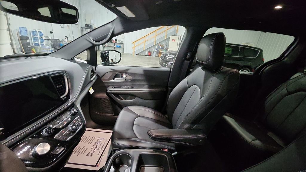 New 2026 Chrysler Pacifica Select AWD/4WD image 11