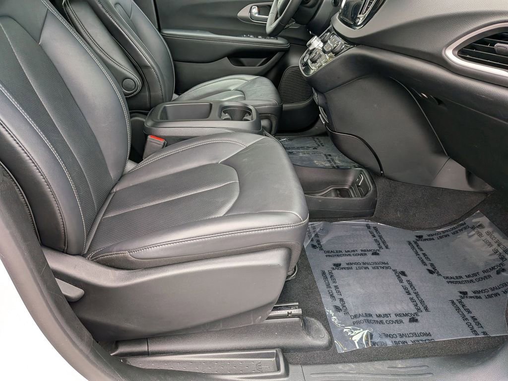 Used 2025 Chrysler Pacifica Select image 28