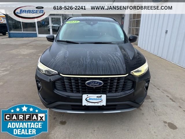 Used 2023 Ford Escape Platinum image 2